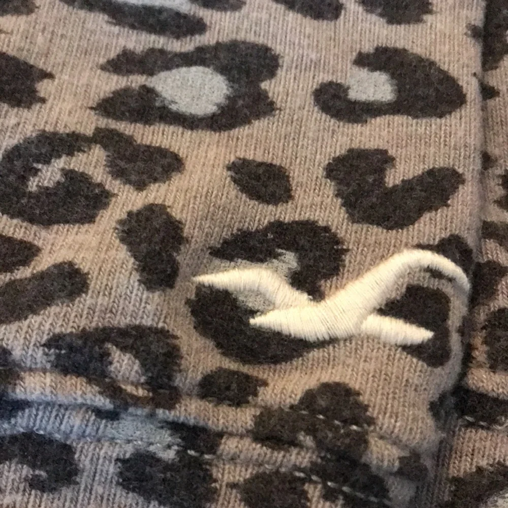 Hollister Off the Shoulder Leopard Top - Picture 8 of 11